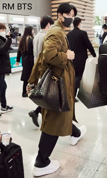 RM BTS dengan brand tas favorit BTS Bottega Veneta bergaya minimalis mewah