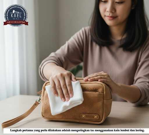 Langkah Awal Cara Membersihkan Tas Kulit Setelah Hujan