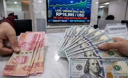 USD IDR Tekan Rupiah Dekati Rp17.000