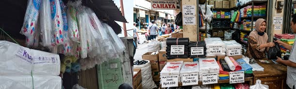 Solusi dan Alternatif ke Depan Untuk menghadapi kondisi ini, pemerintah dan pelaku industri mulai mencari solusi strategis. Diversifikasi sumber bahan baku, optimalisasi penggunaan LPG, serta peningkatan pemanfaatan plastik daur ulang menjadi langkah penting. Selain itu, penggunaan bahan alternatif seperti kertas dan daun pisang mulai didorong untuk mengurangi ketergantungan pada plastik. Langkah ini tidak hanya membantu menekan biaya, tetapi juga membuka peluang menuju sistem produksi yang lebih berkelanjutan di masa depan.