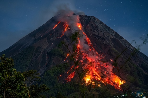 Guguran Lava Masih Terjadi