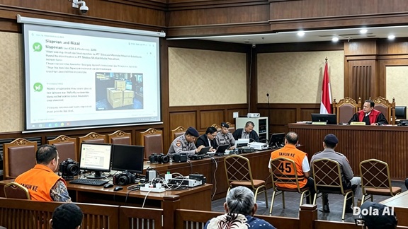 Barang Bukti Alat Podcast Ditampilkan